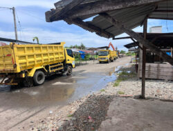 PT BMS Bantu Pembersihan Sampah di Pasar Padang Sappa untuk Cegah Banjir