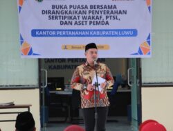 Wabup Luwu Hadiri Buka Puasa Bersama dan Penyerahan Sertipikat Pertanahan