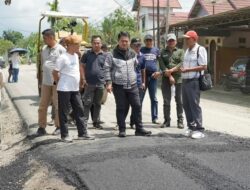 Wabup Luwu Tinjau Pengaspalan Jalan Poros Bolong–Lamasi Senilai Rp1 Miliar